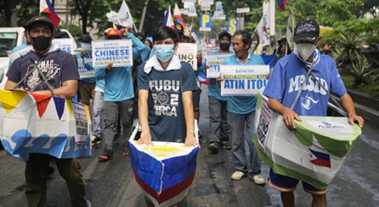 Filipinos protesting Chinese aggression in the South China Sea